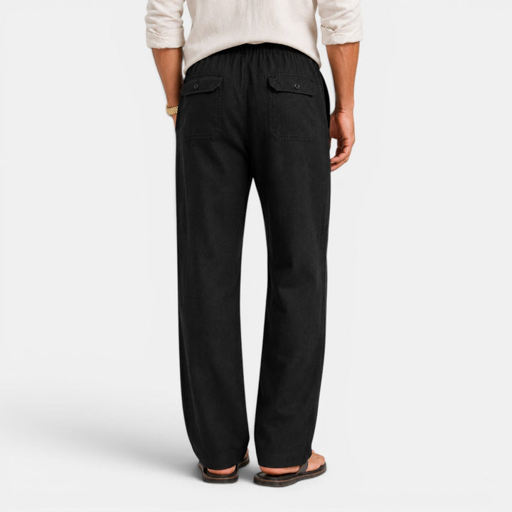 Hombre caminando con pantalón de lino casual, mostrando la fluidez y comodidad del tejido para el verano.