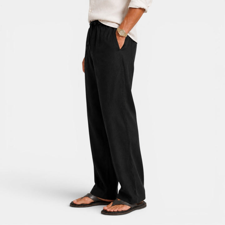Primer plano de la textura del pantalón de lino para hombre, enfatizando su frescura y transpirabilidad.