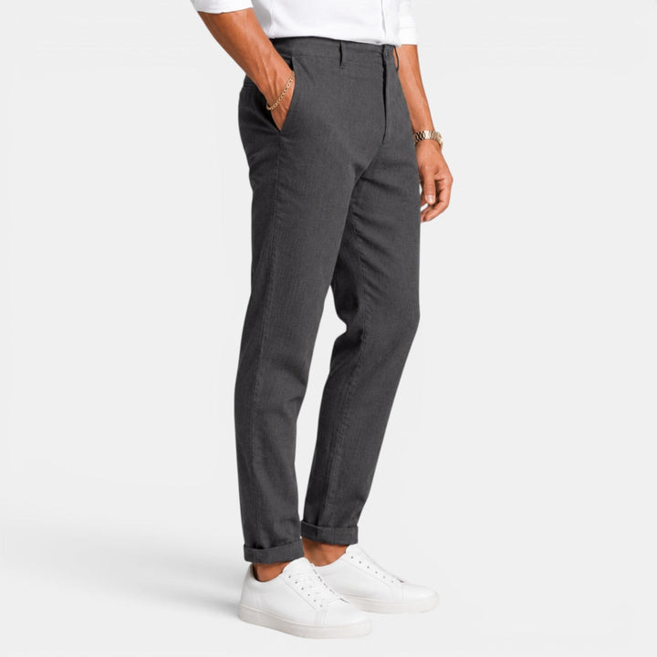 Hombre con pantalón de lino. Fresco, cómodo y con estilo para cualquier ocasión de verano.