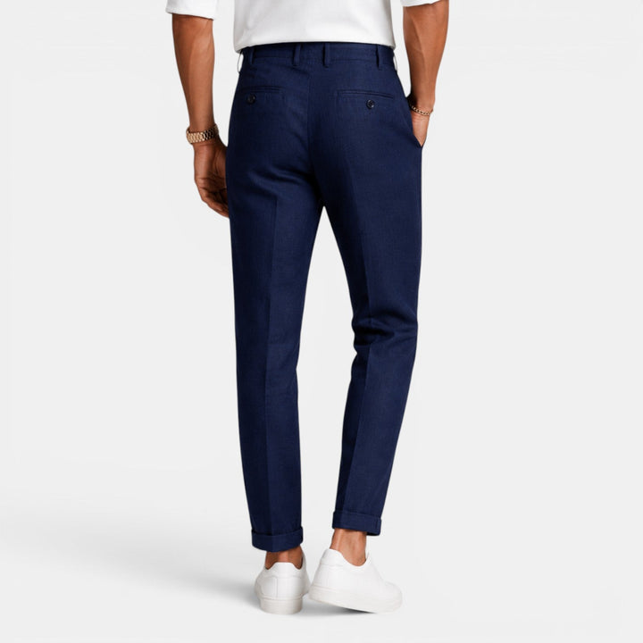 Vístete con estilo este verano: pantalón de lino transpirable para un hombre elegante y cómodo.