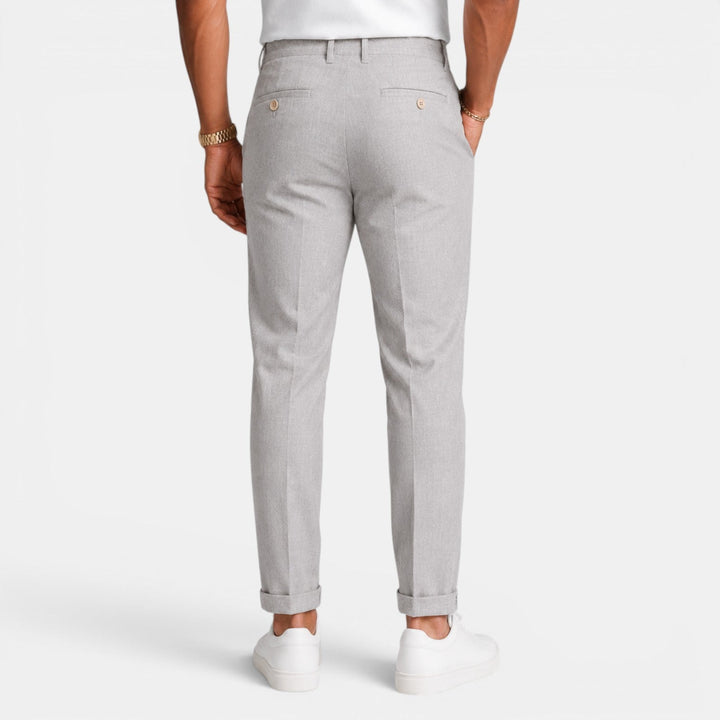 Estilo de verano: pantalón de lino para hombre, que combina elegancia y frescura.