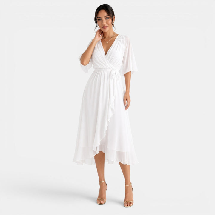 Mujer con vestido midi de fiesta, diseño sofisticado y con glamour.