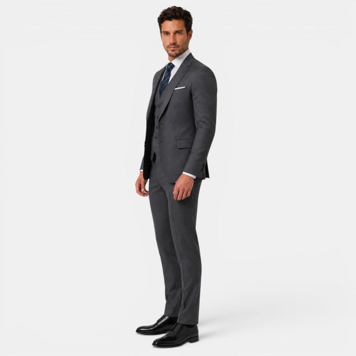 Moderno traje slim fit de hombre. Estilo elegante para eventos de gala y negocios.
