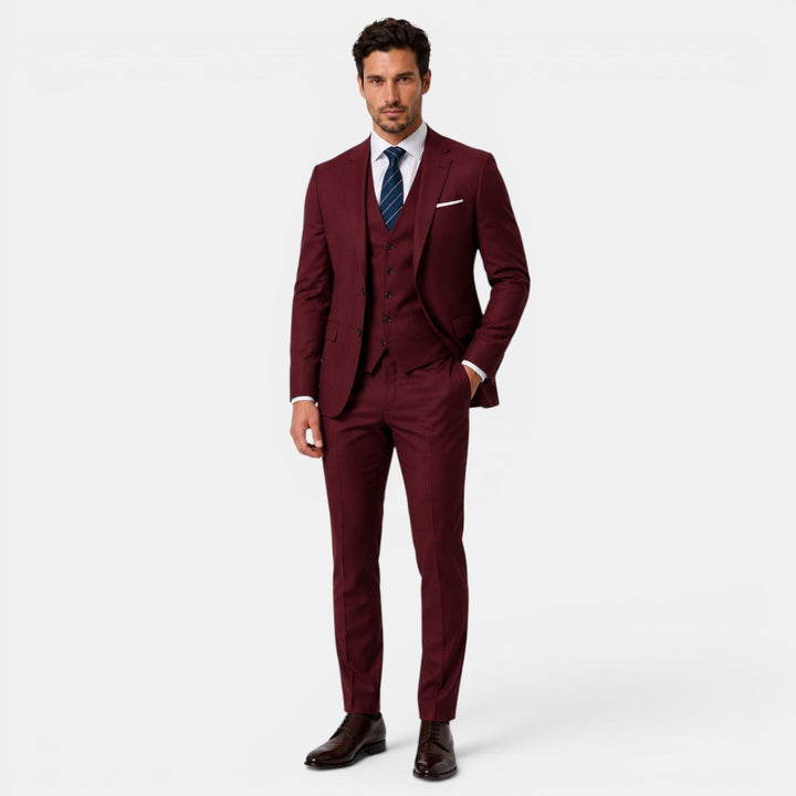 Traje de hombre 3 piezas slim fit. Vista lateral, mostrando el corte moderno y elegante.