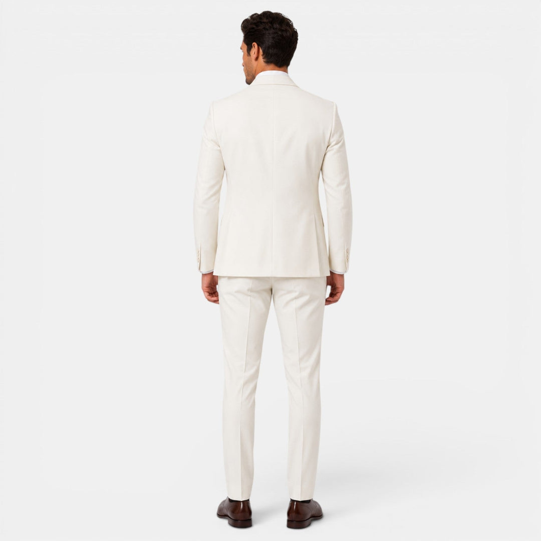 Hombre con traje 3 piezas slim fit. Elegante look para cualquier evento formal.