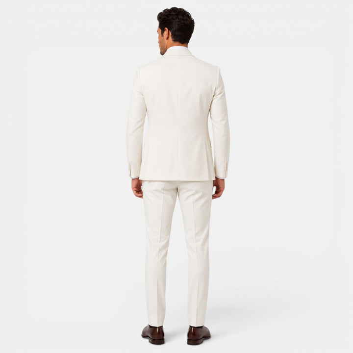 Hombre con traje 3 piezas slim fit. Elegante look para cualquier evento formal.