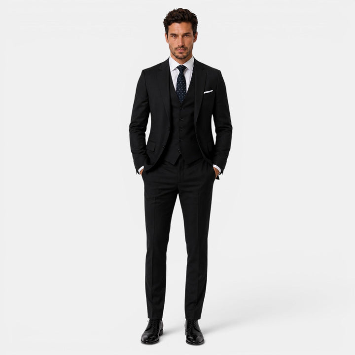 Detalle de tejido en traje de hombre. 3 piezas slim fit. Calidad y estilo en moda masculina.