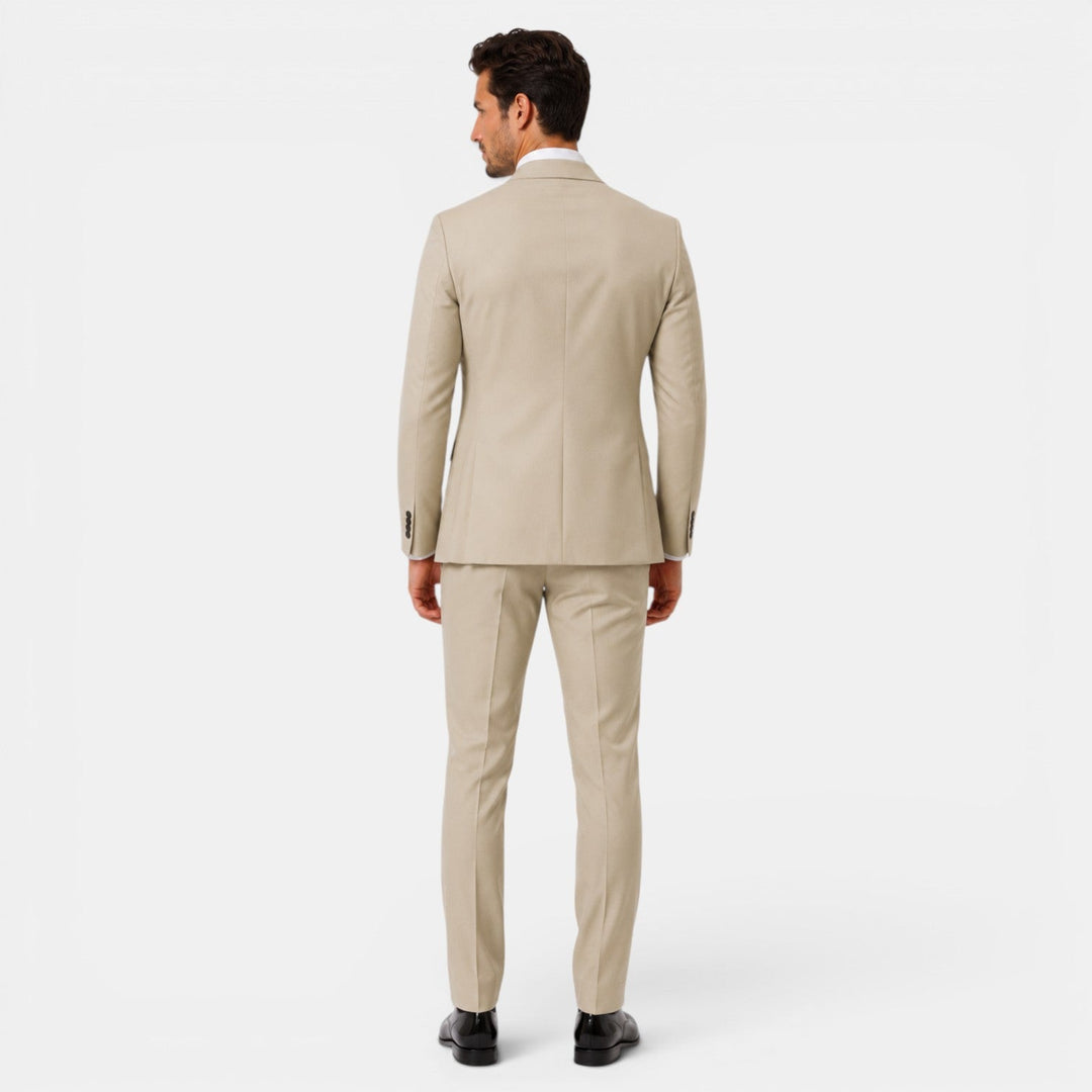 Detalles de costura en traje hombre. 3 piezas slim fit elegante. Acabado de alta calidad.