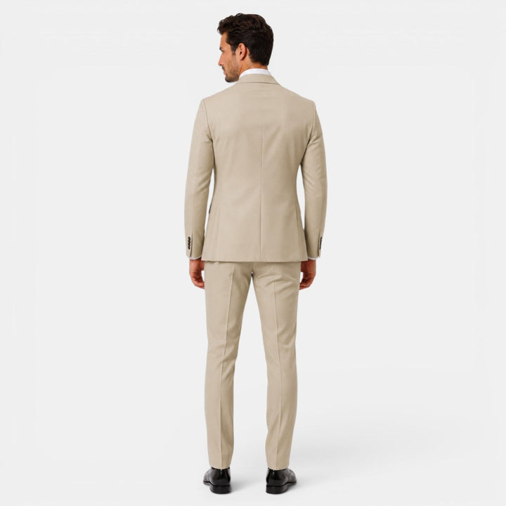 Detalles de costura en traje hombre. 3 piezas slim fit elegante. Acabado de alta calidad.
