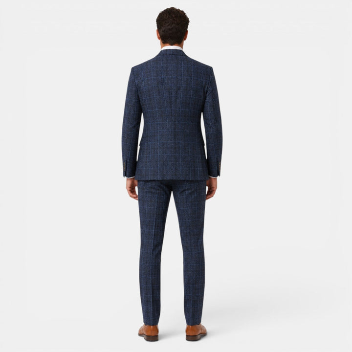 Estiloso traje de hombre a cuadros 3 piezas. Ideal para eventos elegantes, bodas y moda masculina moderna.