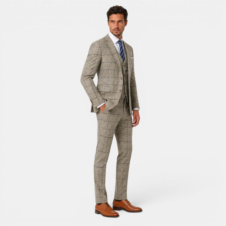 Traje de hombre a cuadros de 3 piezas. Estilo formal y elegante para boda o cualquier evento importante.