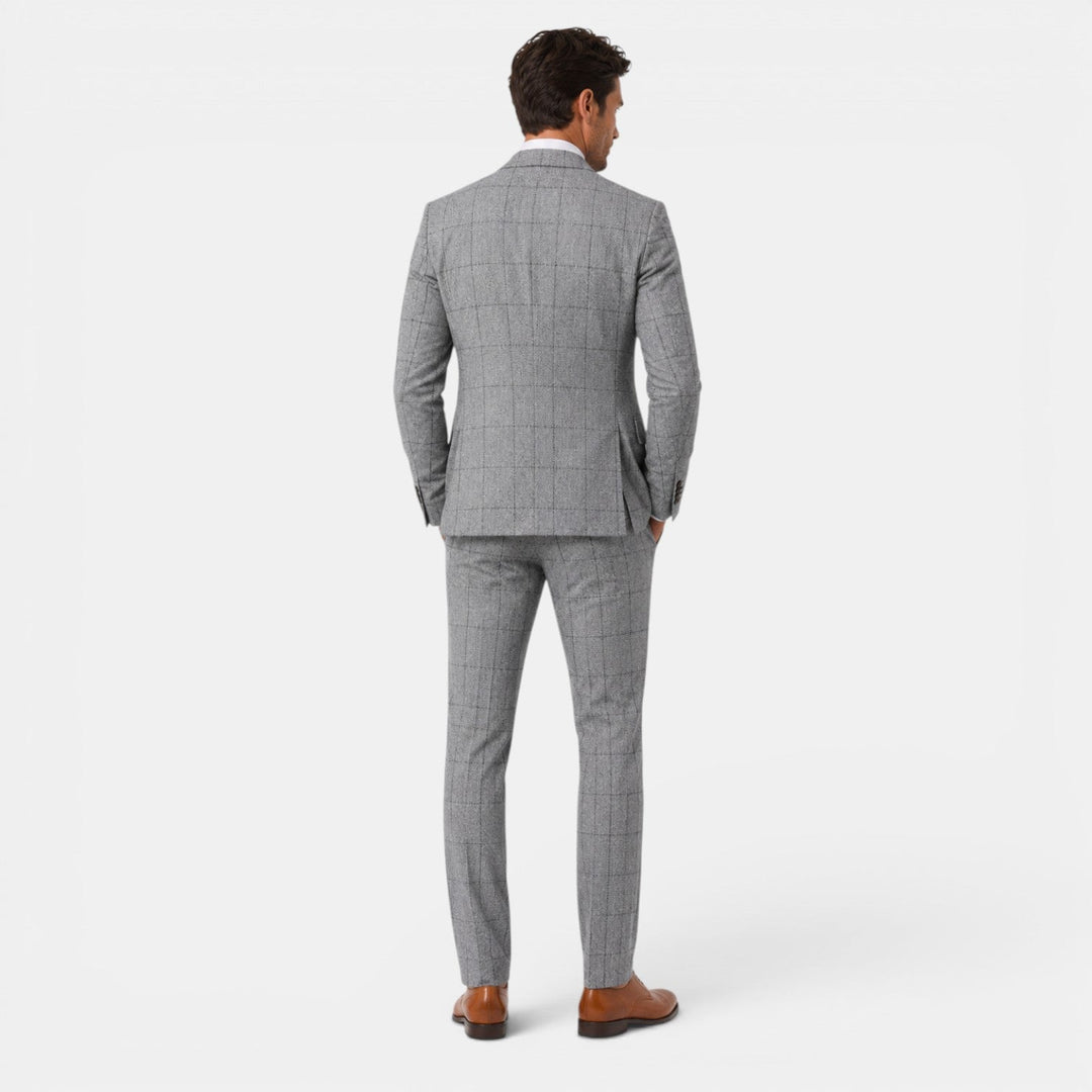 Traje de hombre a cuadros 3 piezas con corte elegante. Perfecto para celebraciones y bodas formales.