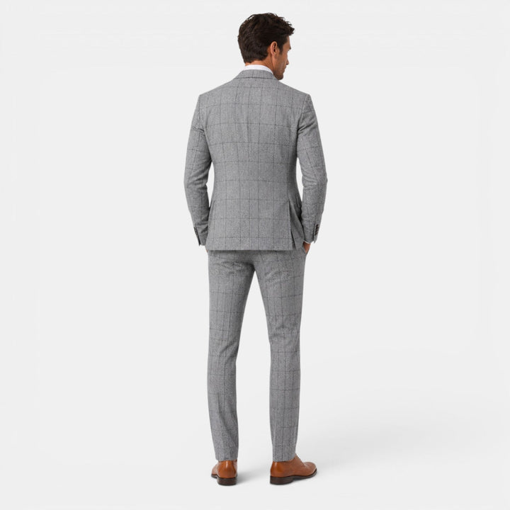 Traje de hombre a cuadros 3 piezas con corte elegante. Perfecto para celebraciones y bodas formales.