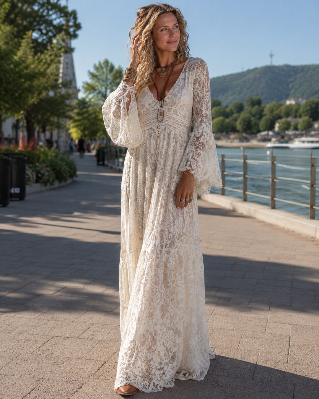 Vestido largo de encaje vintage para mujer con elegantes mangas acampanadas, ideal para fiesta o evento romántico.