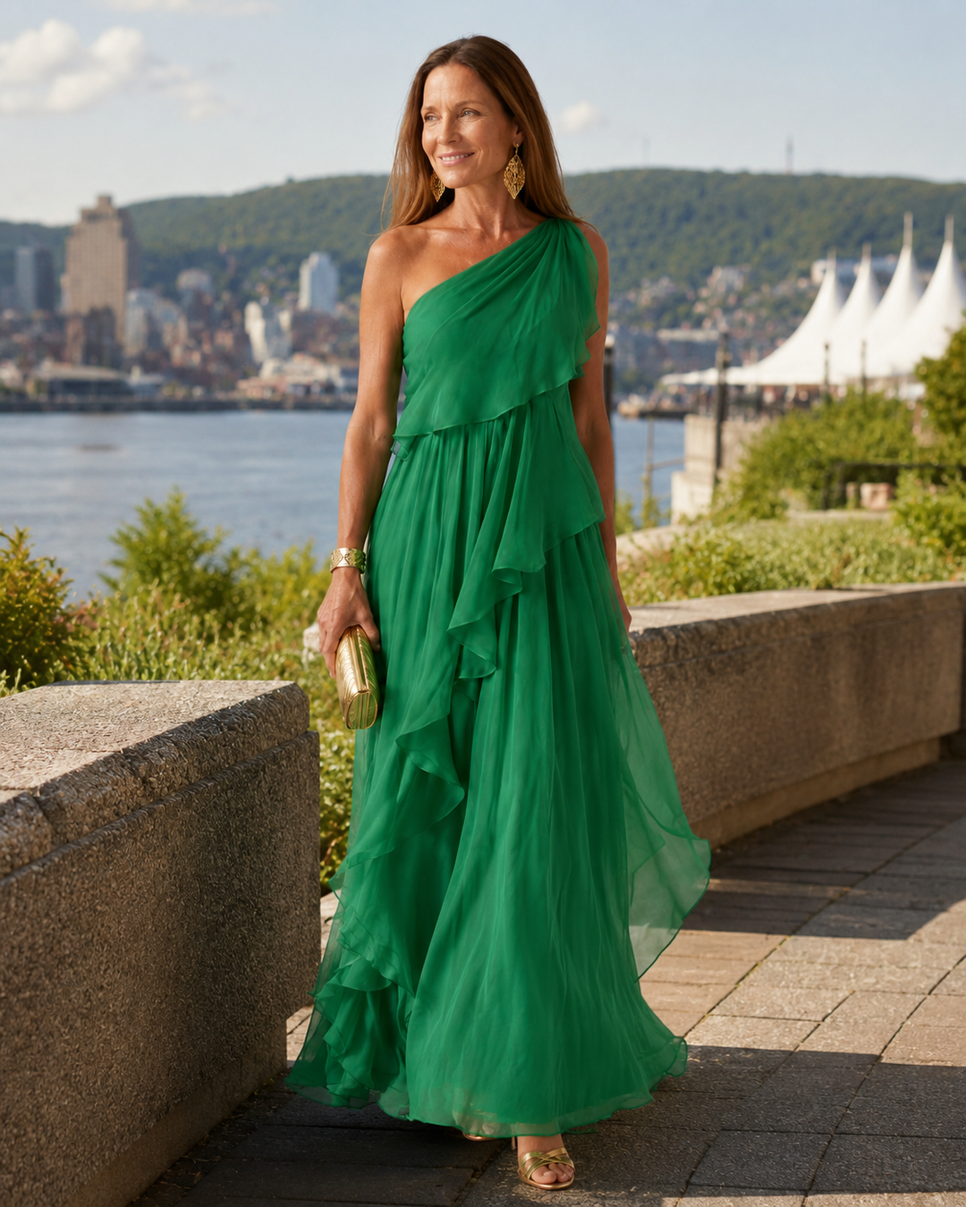Vestido maxi asimétrico verde esmeralda con volantes, ideal para fiestas y ocasiones especiales.