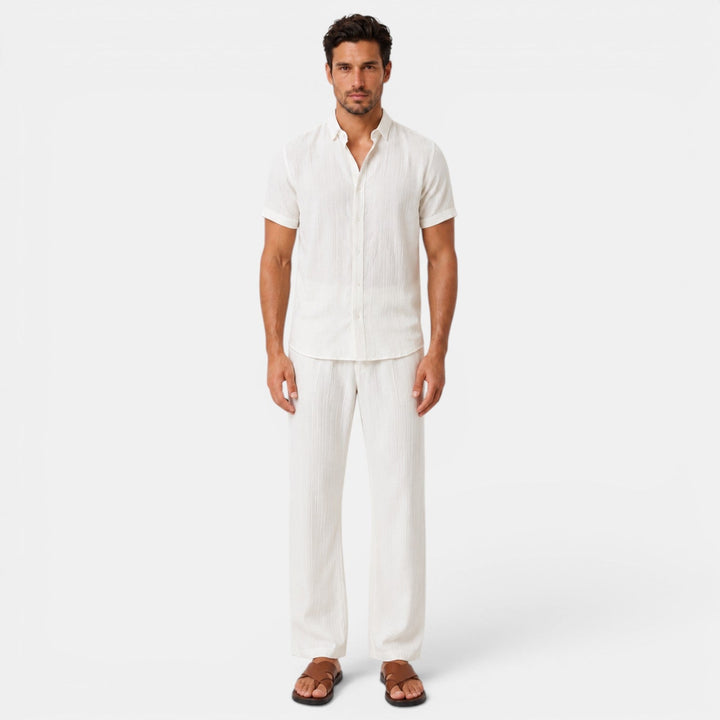 Conjunto casual de verano para hombre: camisa manga corta y pantalón corto, estilo fresco y moderno.