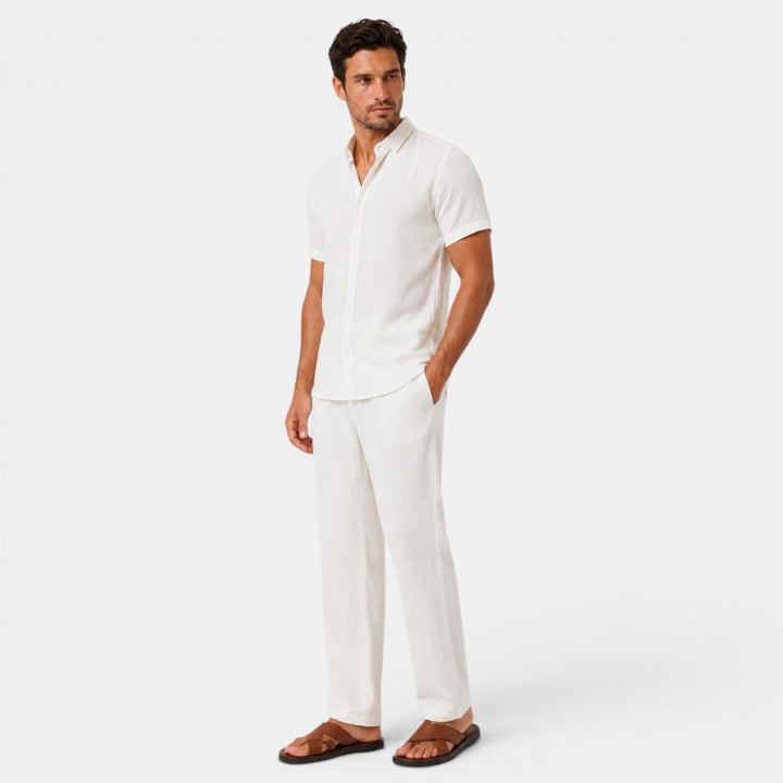 Moda masculina relajada: conjunto fresco de dos piezas para hombre, ideal para playa y vacaciones.