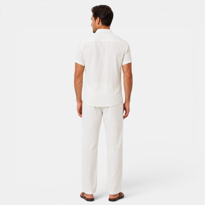 Ropa de hombre cómoda y fresca para el verano: set casual con pantalón corto y camisa de manga corta.