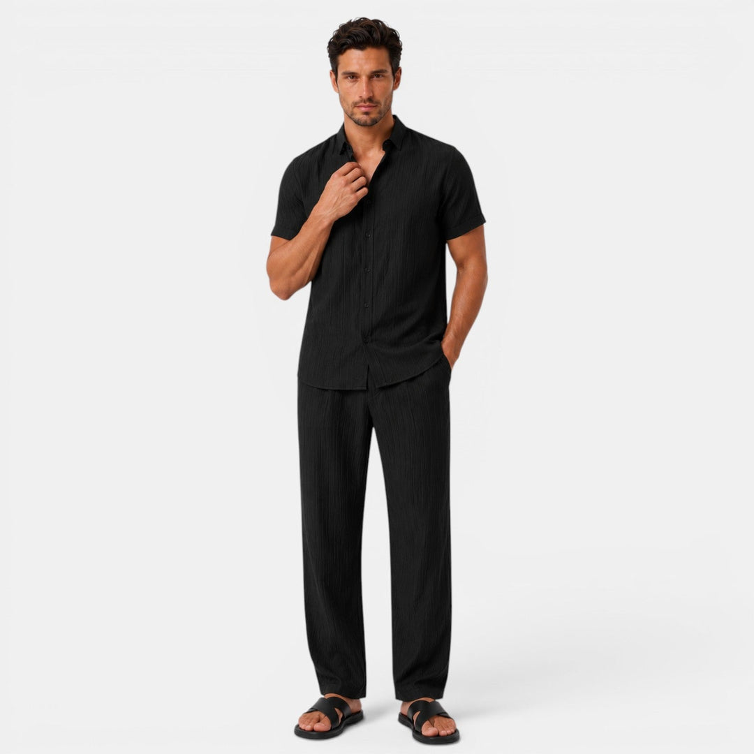 Ideal para vacaciones: conjunto de hombre moderno y casual de verano, estilo relajado y fresco.