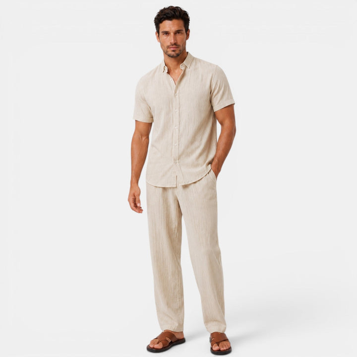 Estilo relajado: conjunto casual de hombre para verano, camisa y short, perfecto para días cálidos.