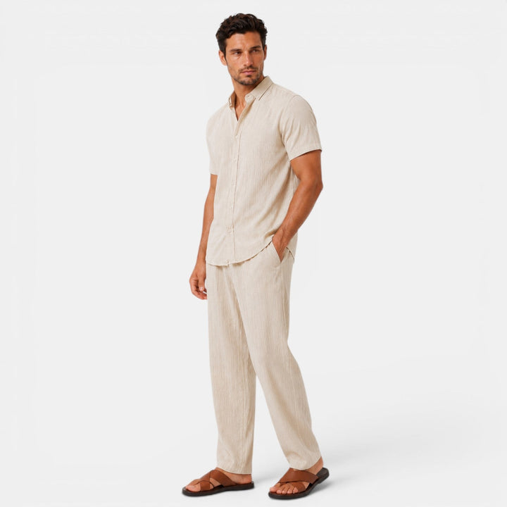 Conjunto de moda masculina casual para verano, dos piezas, pantalón corto y camisa a juego.
