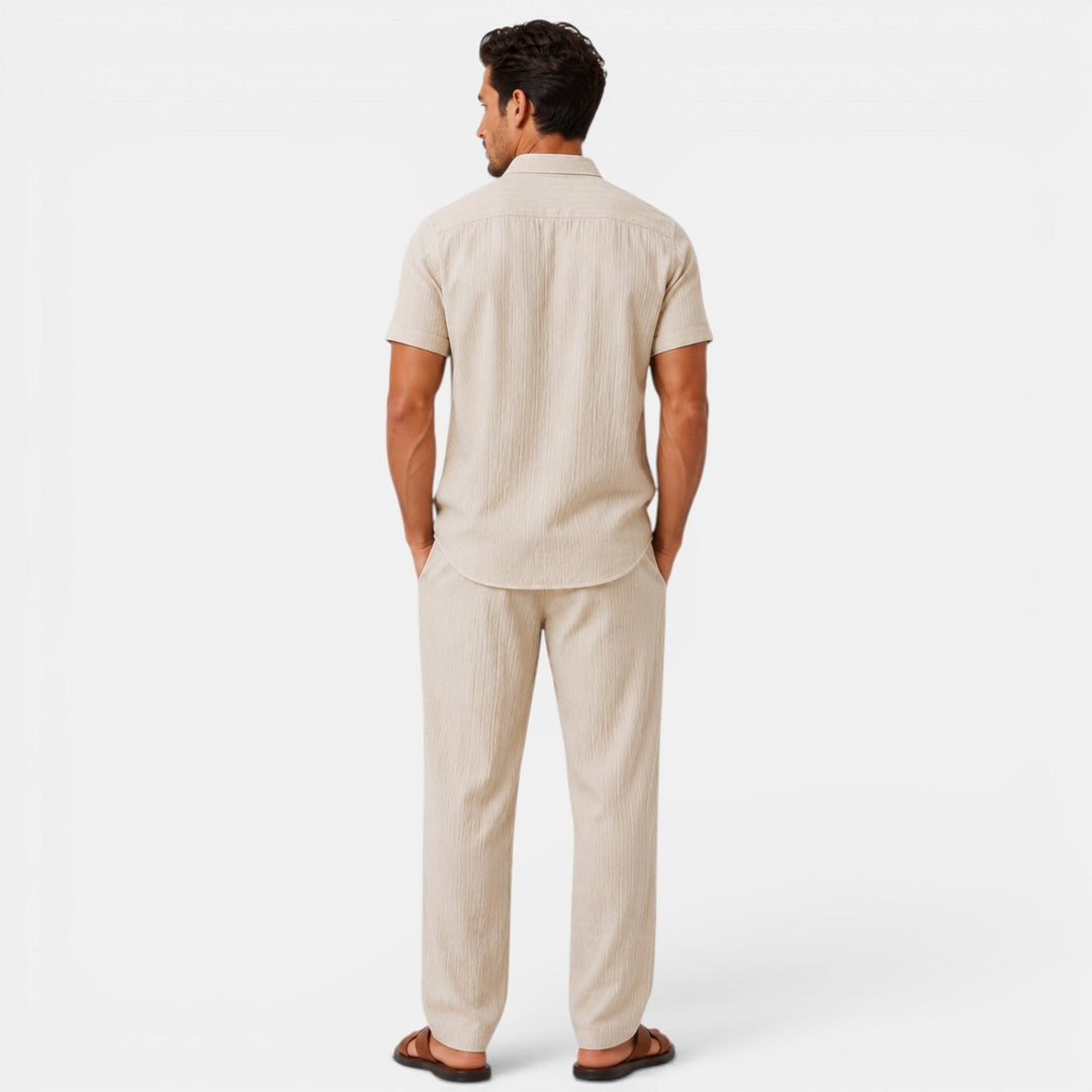 Set de verano para hombre: ropa casual, fresca, ideal para la playa y días de descanso.
