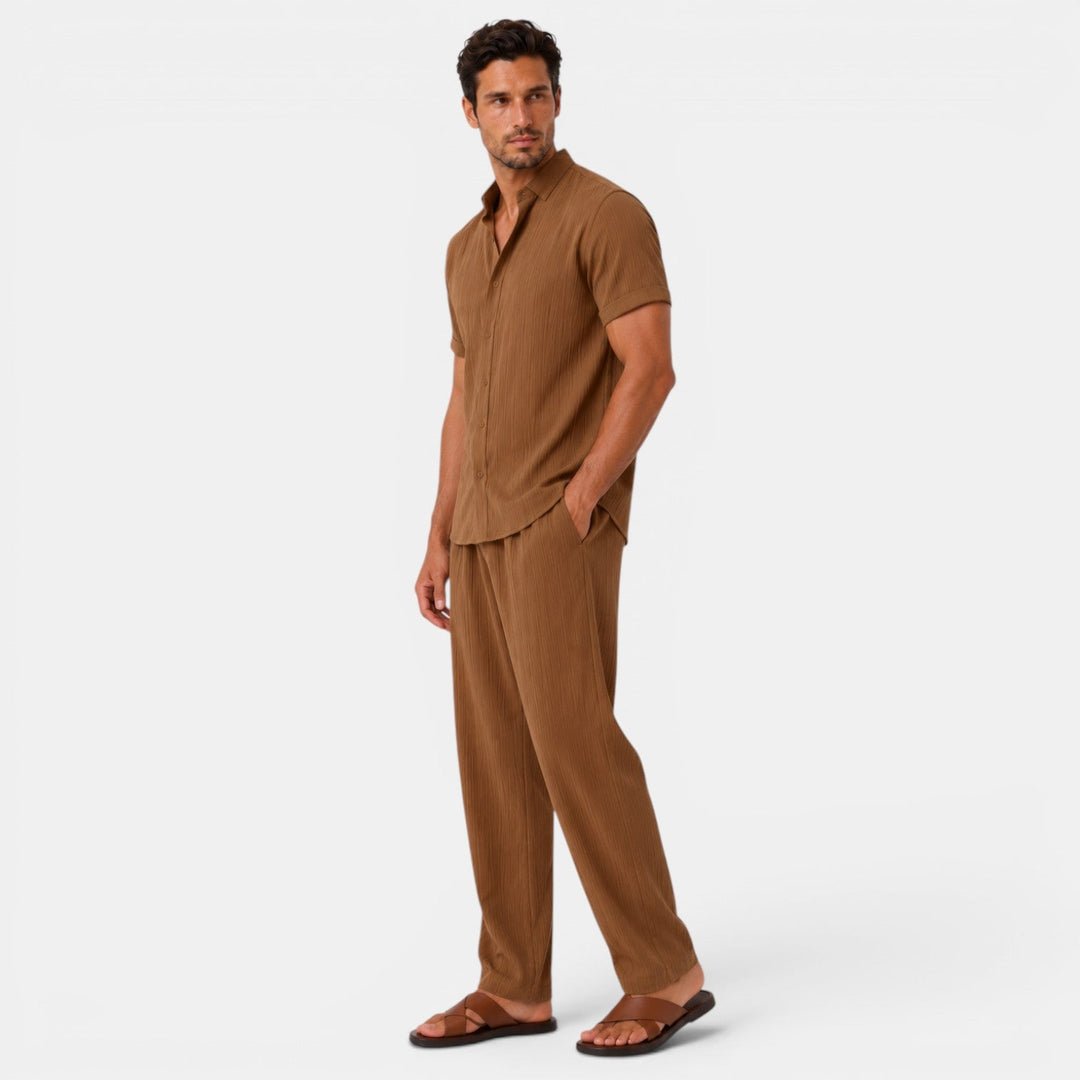 Ropa de hombre completa: conjunto casual de verano con camisa manga corta y pantalón corto, fresco.