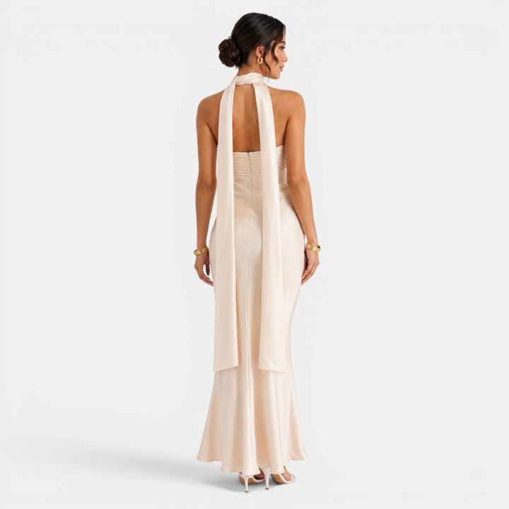 Vestido satinado de fiesta para mujer, corte largo con detalles de encaje, ideal para noche.