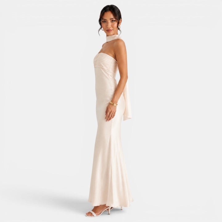 Vestido largo formal de satén con delicado encaje, realza la figura femenina, para fiesta.