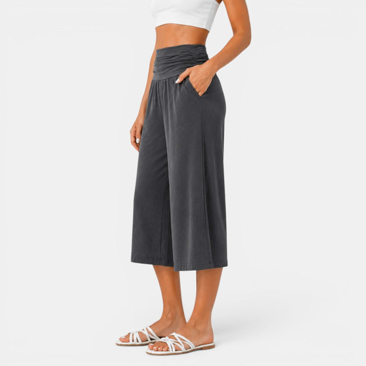 Disfruta la comodidad con pantalón capri elástico y transpirable para mujer. Perfecto para yoga y fitness.
