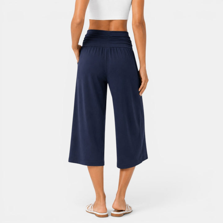 Detalle de tejido transpirable en pantalón capri elástico para mujer. Ideal para yoga, fitness, deporte.