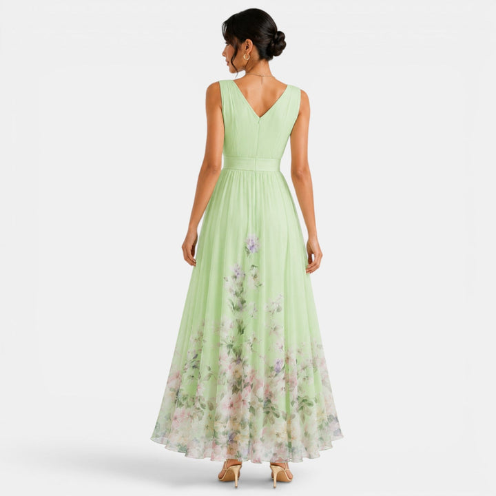 Vestido floral maxi de mujer, estilo fluido y versátil, adecuado para ocasiones elegantes o casuales de verano.