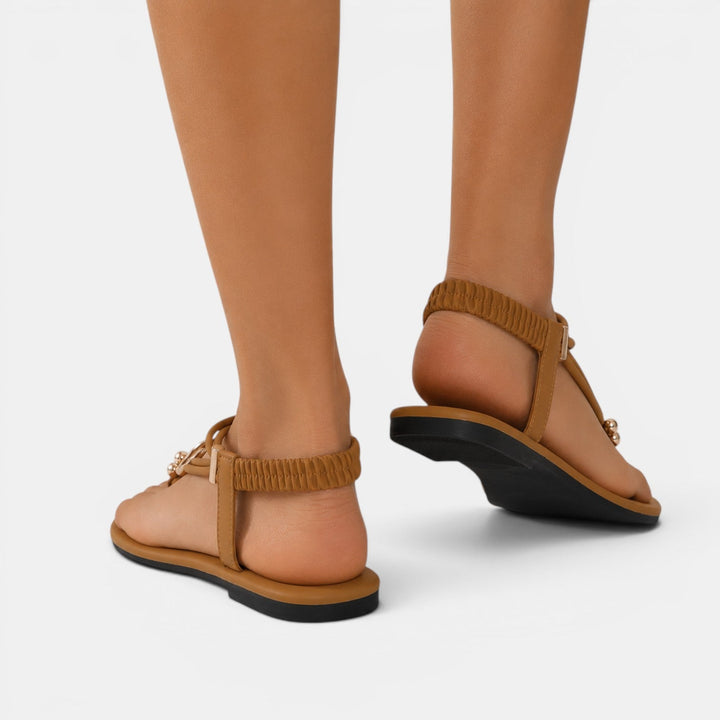 Sandalias planas de mujer con pedrería, calzado versátil para vacaciones, playa o eventos casuales de verano.