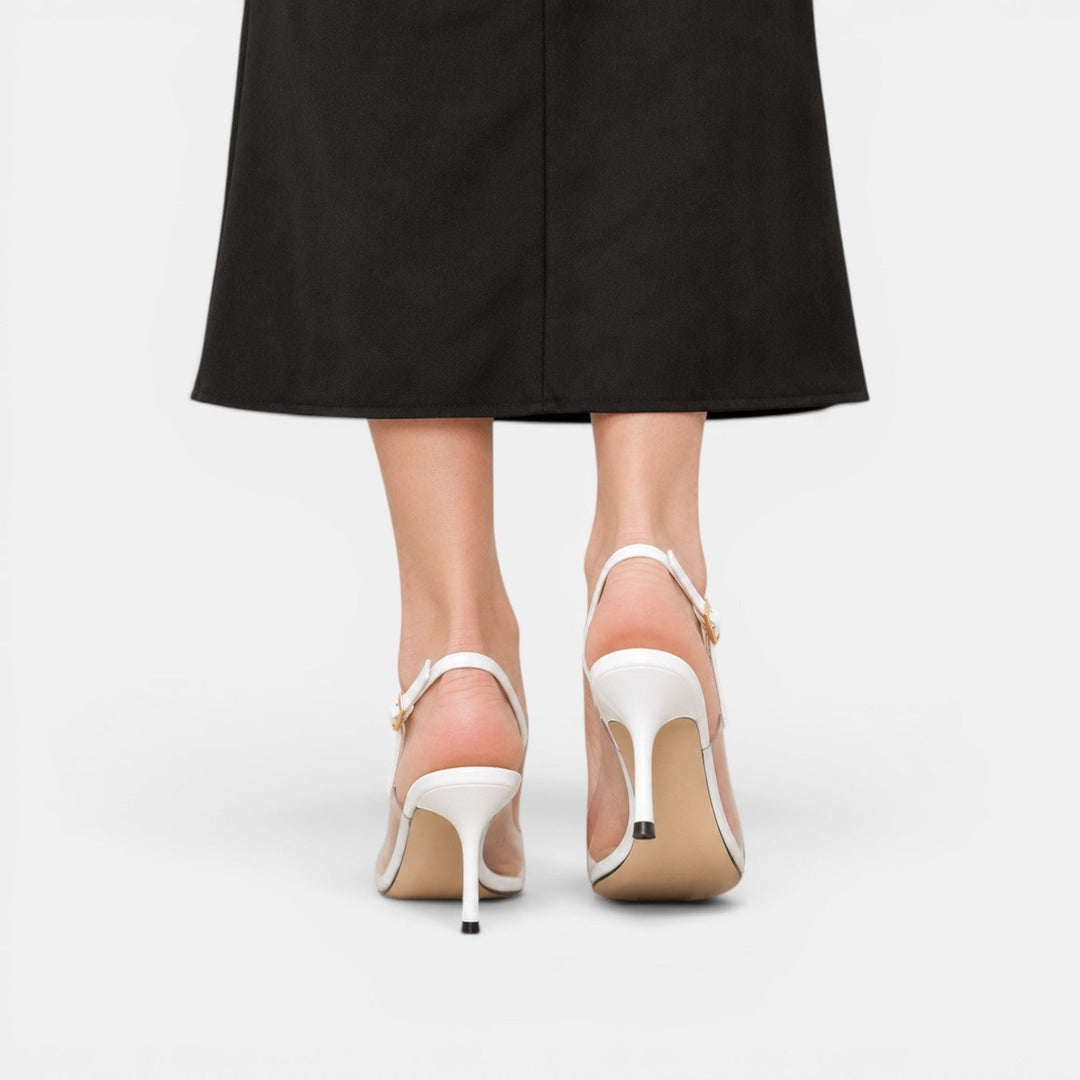 Elegantes tacones transparentes para mujer, diseño de corazón, ideales para fiesta y moda chic.