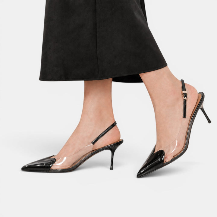 Tacones transparentes de mujer con elegante detalle de corazón, perfectos para fiesta y eventos chic.