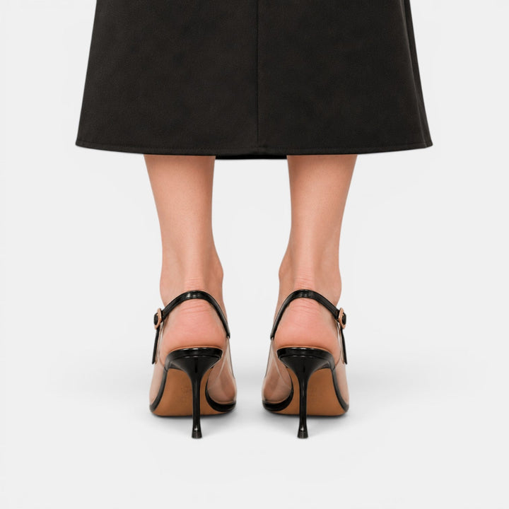 Tacones transparentes de mujer, chic y modernos, ideales para cualquier evento. Detalle de corazón.