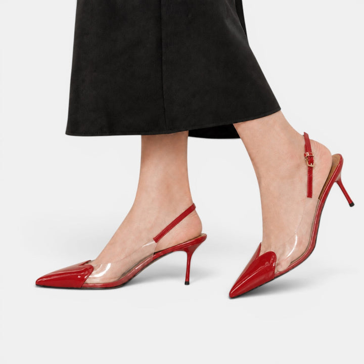 Tacones de mujer transparentes con delicado detalle de corazón, añadiendo glamour a cualquier atuendo.