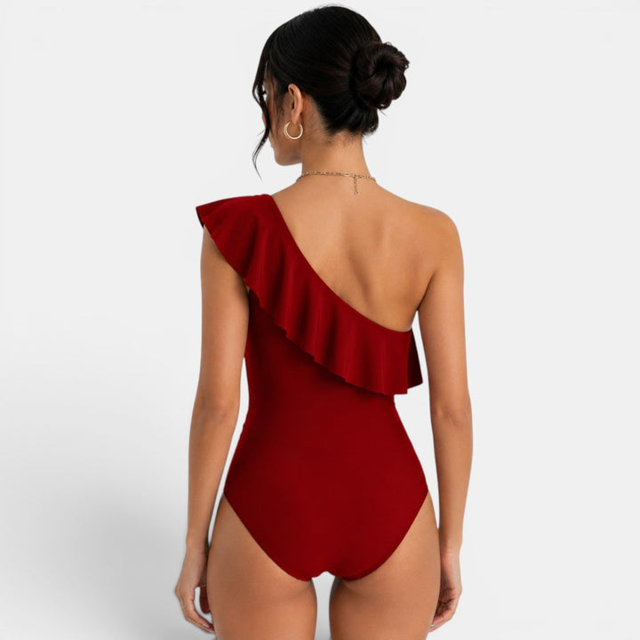 Elegante bañador de mujer con volante y un hombro, ideal para un día de piscina o playa.