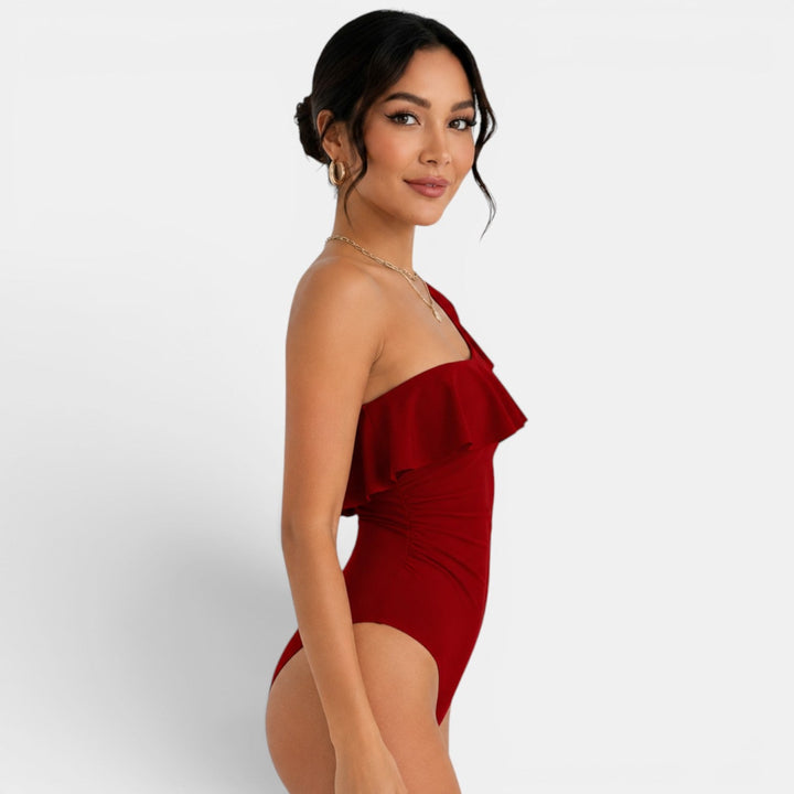 Bañador de mujer asimétrico con volante, diseño moderno y cómodo para el verano.