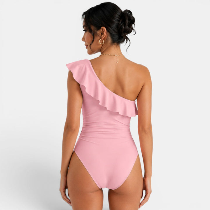 Traje de baño de mujer asimétrico con volante, elegante y cómodo para la playa o piscina veraniega.