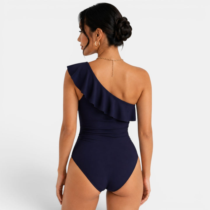Bañador de mujer asimétrico con volante, pieza elegante para lucir en la piscina o playa este verano.