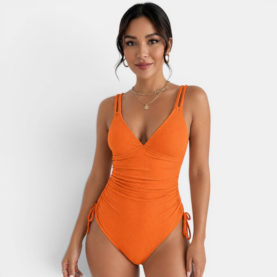 Bañador de mujer chic con escote V y tirantes finos. Traje de baño una pieza, perfecto para un look elegante.