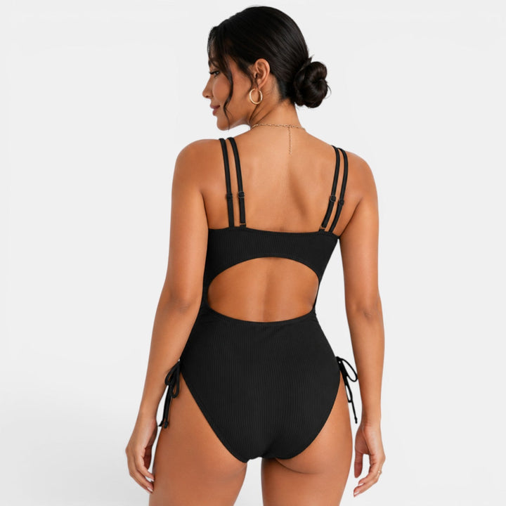 Traje de baño de moda mujer, escote V y tirantes finos. Bañador elegante de una pieza para la playa y piscina.