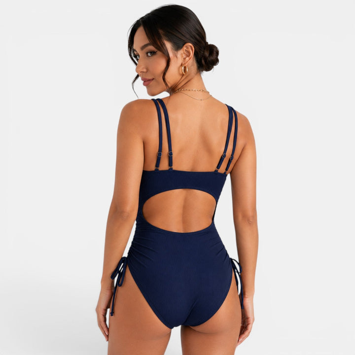 Bañador de verano para mujer, estilo moderno con escote V. Tirantes finos para mayor comodidad en la playa.