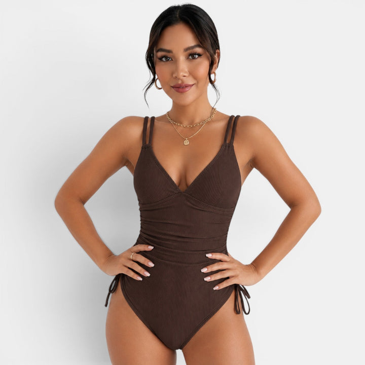 Elegante bañador de mujer una pieza, con escote V pronunciado y tirantes finos. Ideal para el verano.