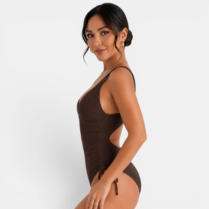 Bañador femenino estilo una pieza, escote V y tirantes finos. Traje de baño elegante para playa y piscina.