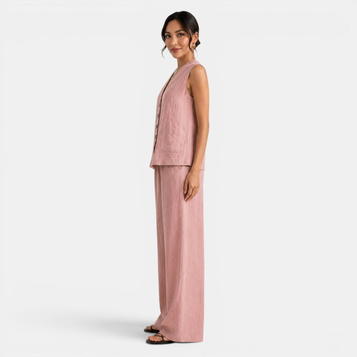 Primer plano de chaleco de lino para mujer, parte de un conjunto elegante con pantalón a juego. Detalle de botones.