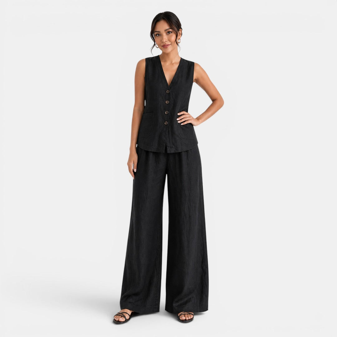 Detalle del tejido de lino natural en un conjunto de chaleco y pantalón ancho para mujer. Fresco y transpirable.