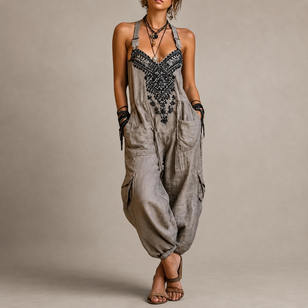 Mono bohemio gris bordado para mujer, estilo natural. Jumpsuit casual cómodo, ideal para verano y playa.