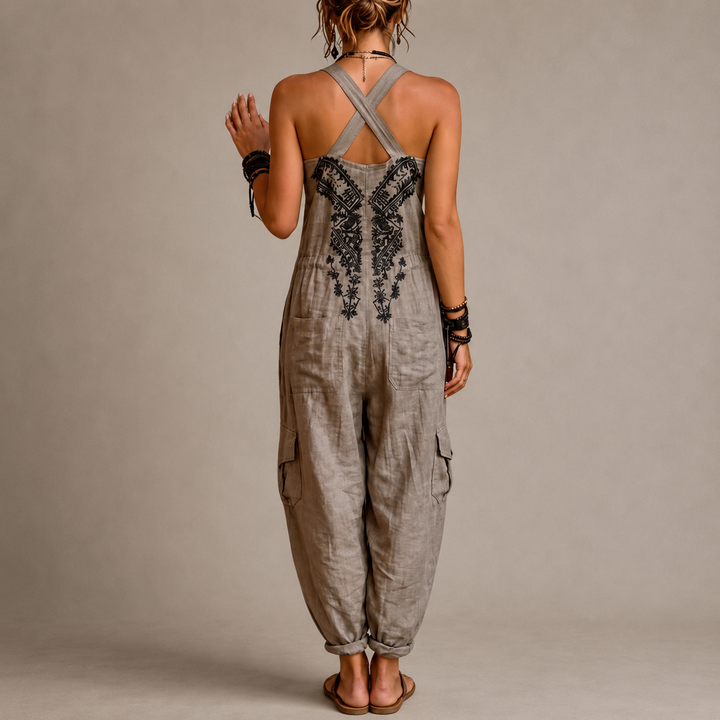 Jumpsuit mujer gris con bordado bohemio y estilo natural. Mono cómodo perfecto para un look casual de verano.